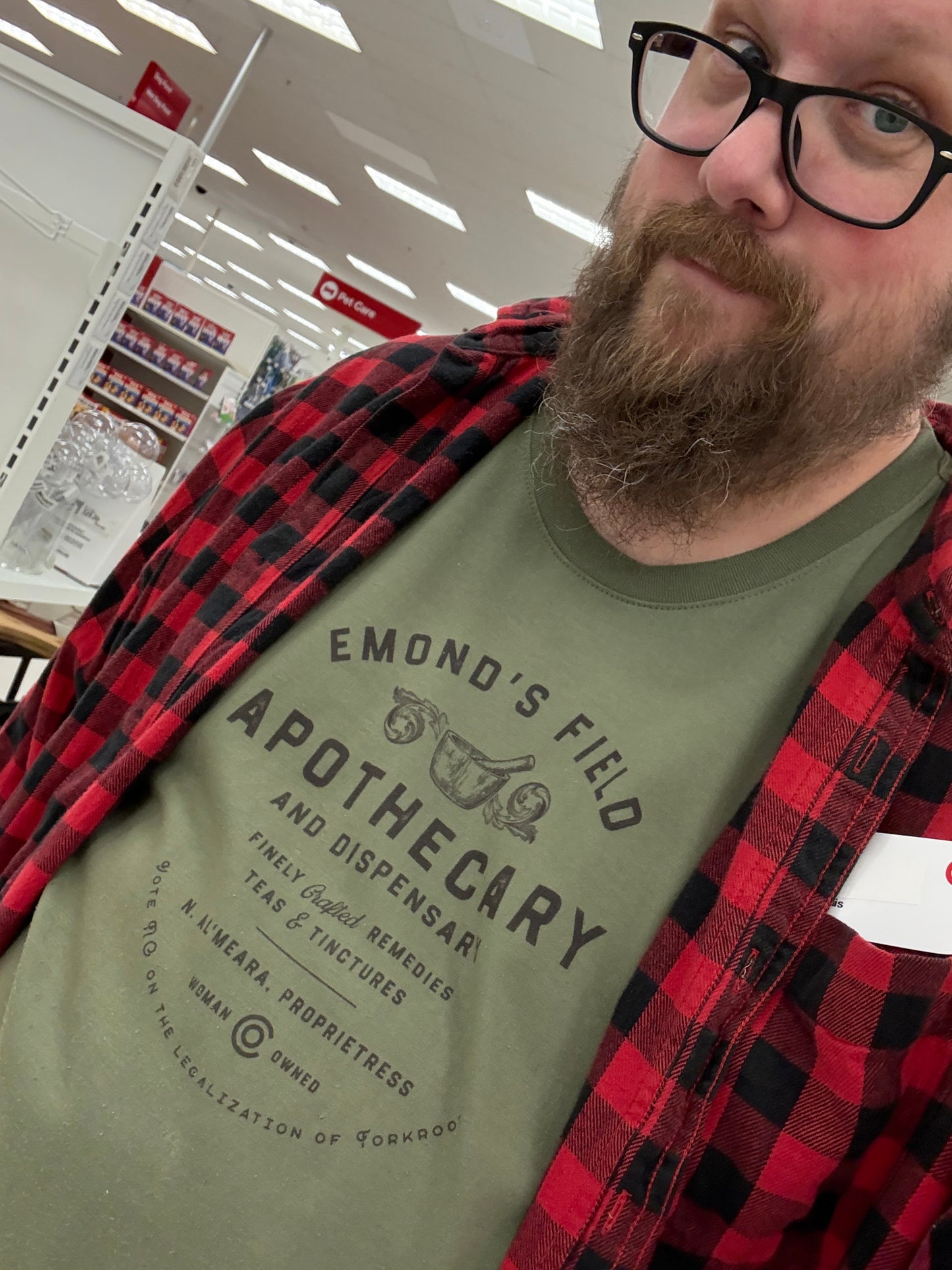 Camisetas ligeras de recuerdo inspiradas en La Rueda del Tiempo de Emond's Field Apothecary