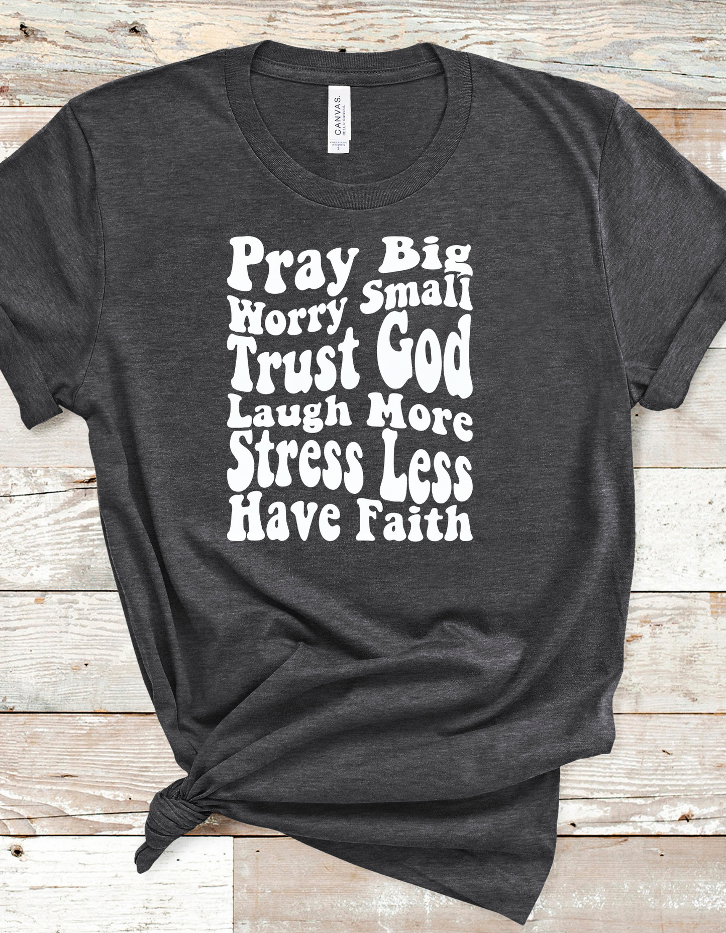 Camiseta premium BellaCanvas pequeña Pray Big Worry