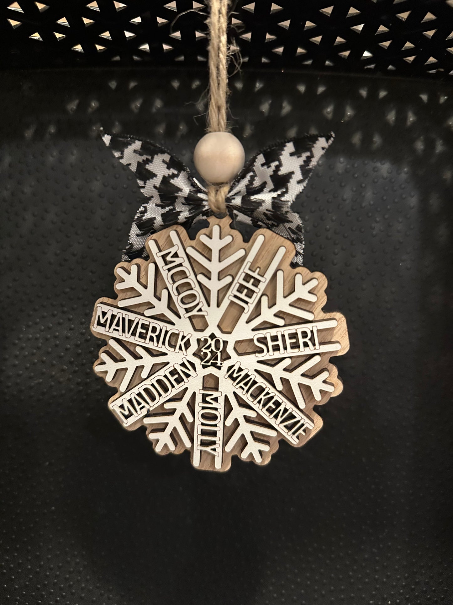 Adorno de copo de nieve con nombre de familia (hasta 12 nombres)