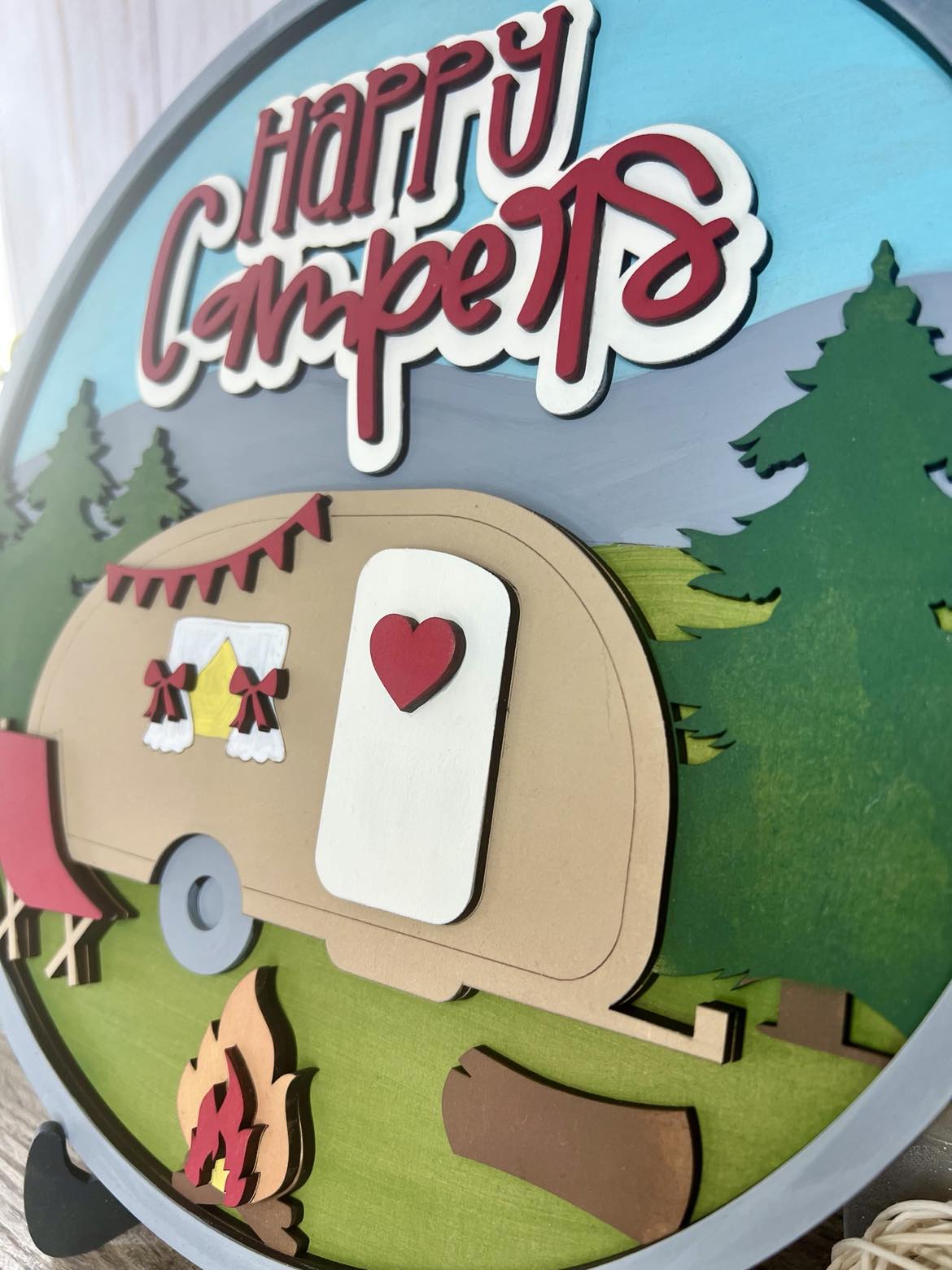 Letrero redondo de capas de Happy Campers