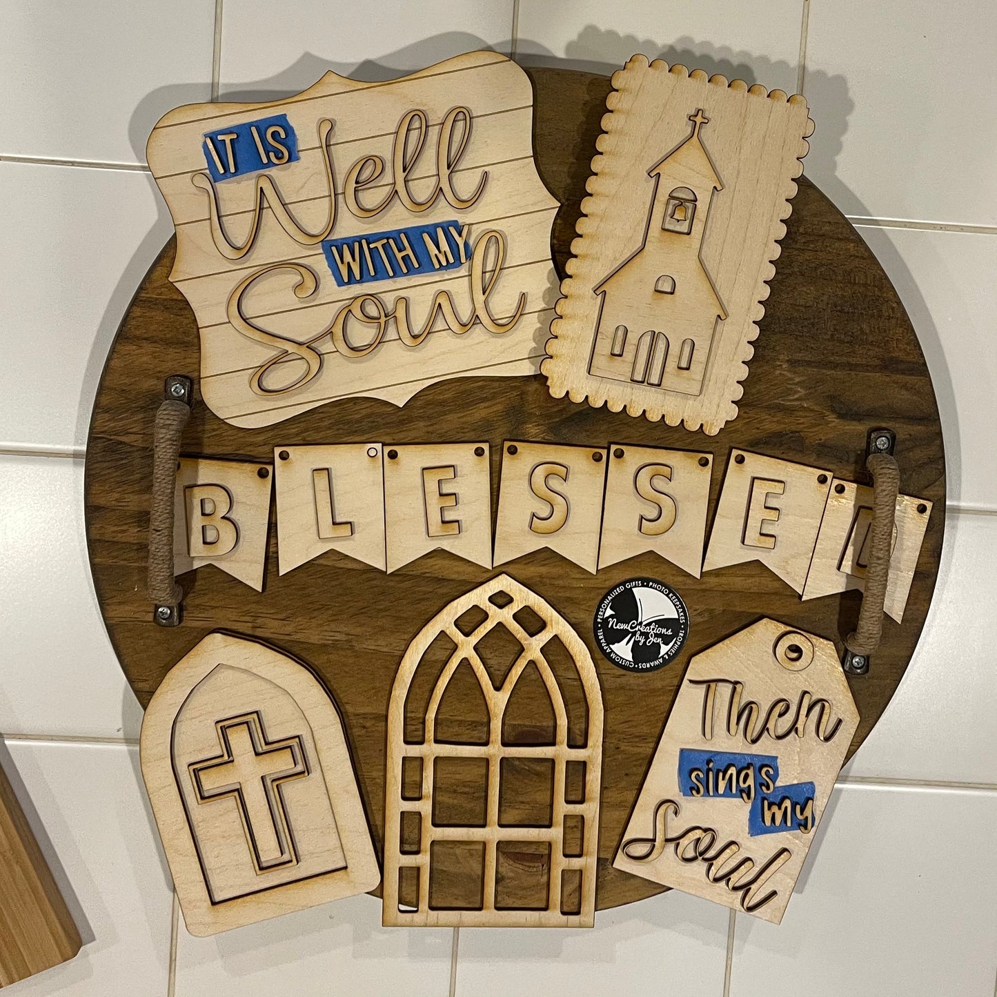 Paquete de bandejas escalonadas de estilo rústico con diseño de ventana de iglesia