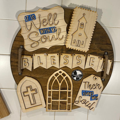 Paquete de bandejas escalonadas de estilo rústico con diseño de ventana de iglesia