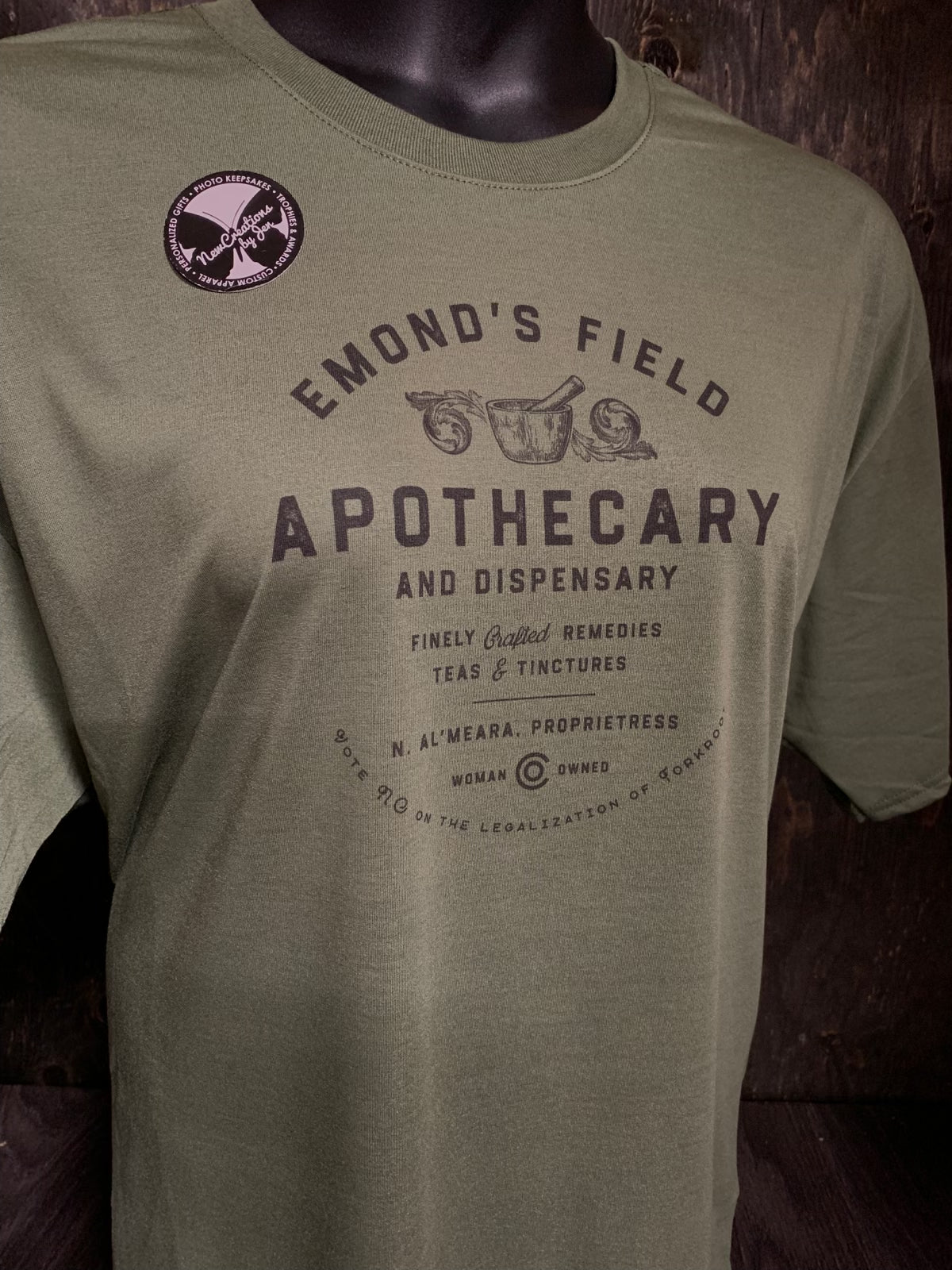 Camisetas ligeras de recuerdo inspiradas en La Rueda del Tiempo de Emond's Field Apothecary
