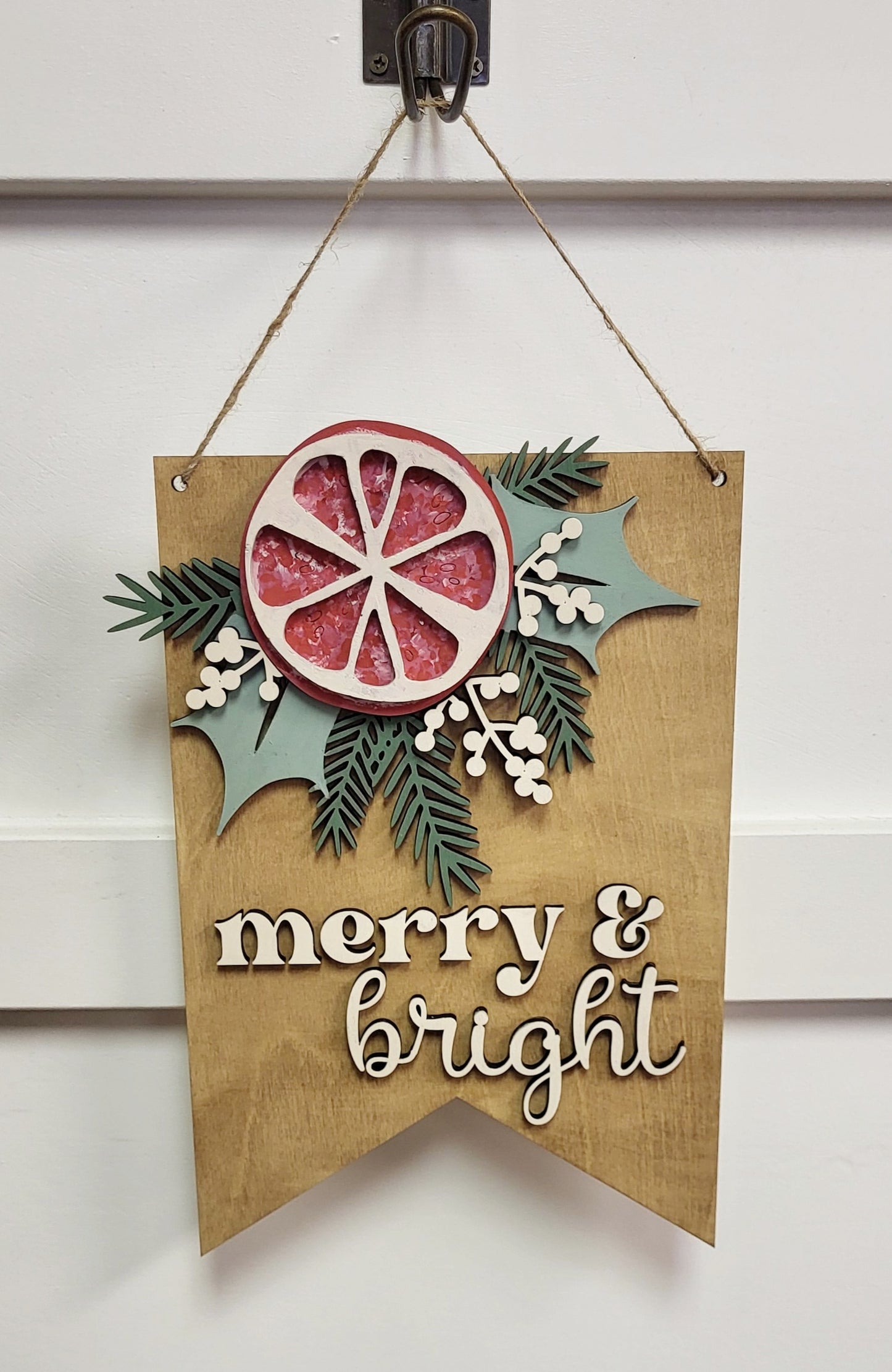 Letrero "Merry &amp; Bright - Listo para pintar" de 10,75 x 7,25 pulgadas para colgar en la puerta
