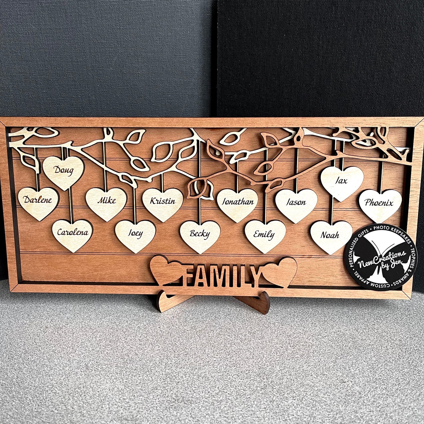 Letrero con marco de corazones colgantes: personalizado y terminado