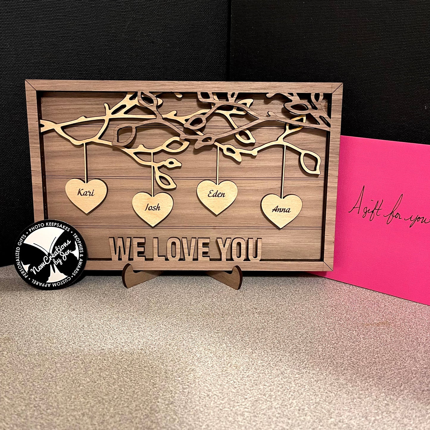 Letrero con marco de corazones colgantes: personalizado y terminado
