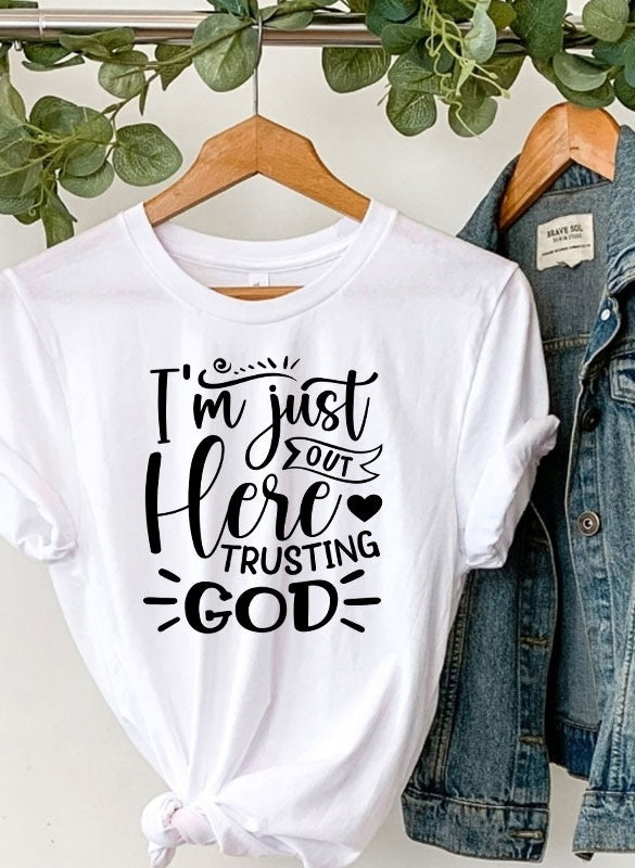 Solo aquí confiando en Dios Tee