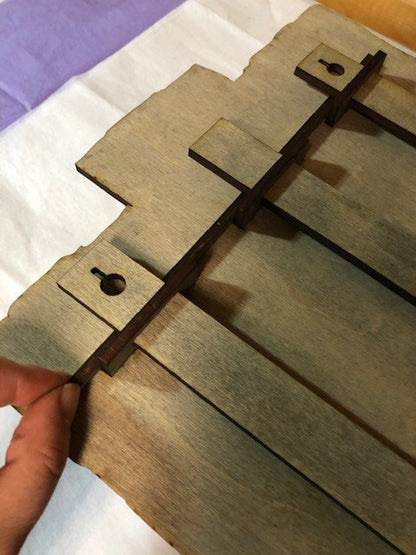 Estante rústico de pared con bandeja escalonada: ahorra espacio