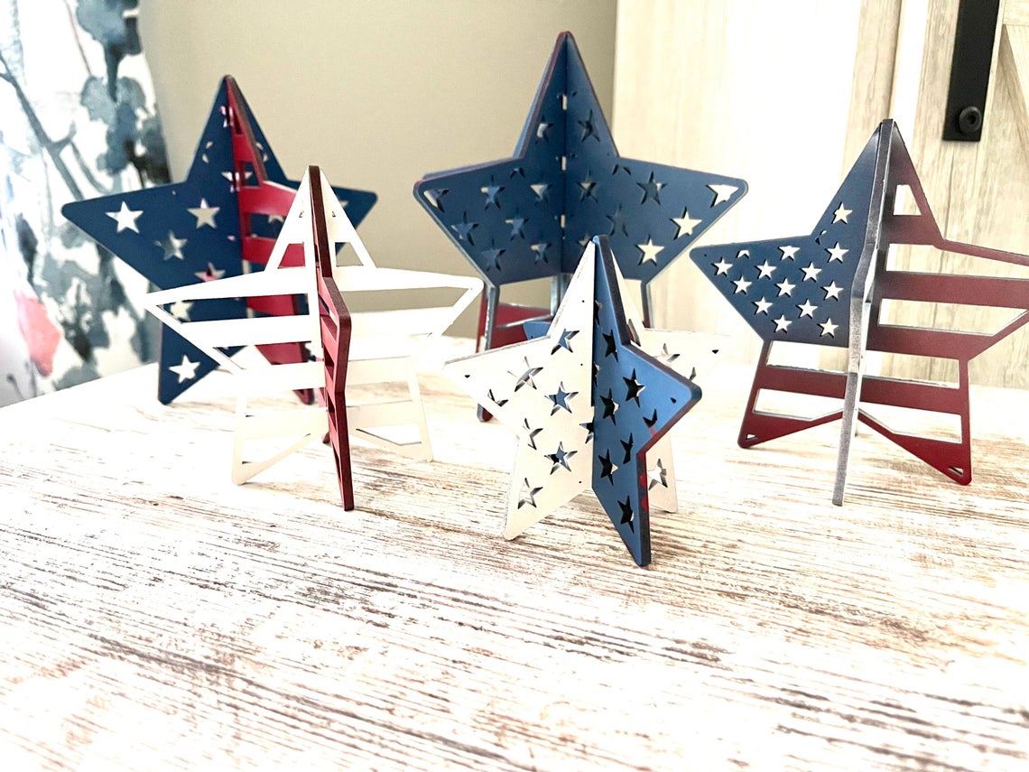 Estrellas 3D de pie listas para pintar: juego de 5 estrellas y rayas patrióticas para decorar repisas o mesas.