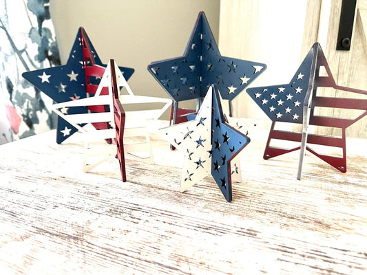 Estrellas 3D de pie listas para pintar: juego de 5 estrellas y rayas patrióticas para decorar repisas o mesas.