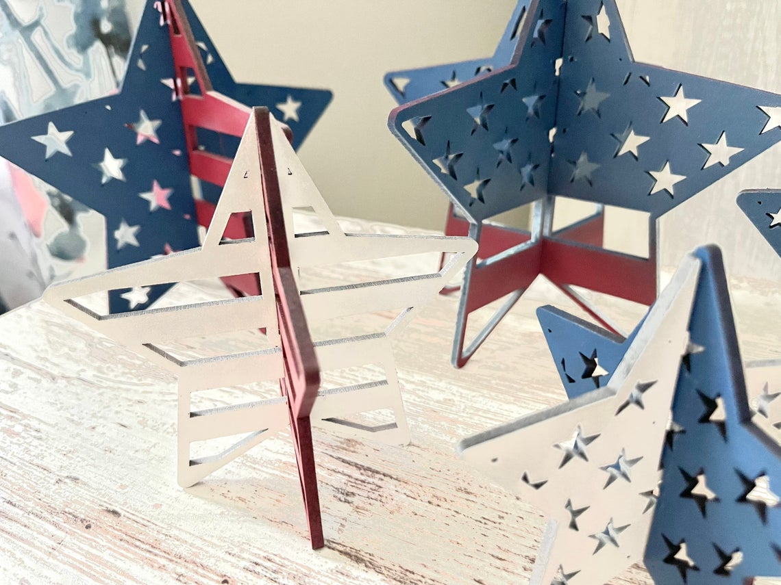 Estrellas 3D de pie listas para pintar: juego de 5 estrellas y rayas patrióticas para decorar repisas o mesas.