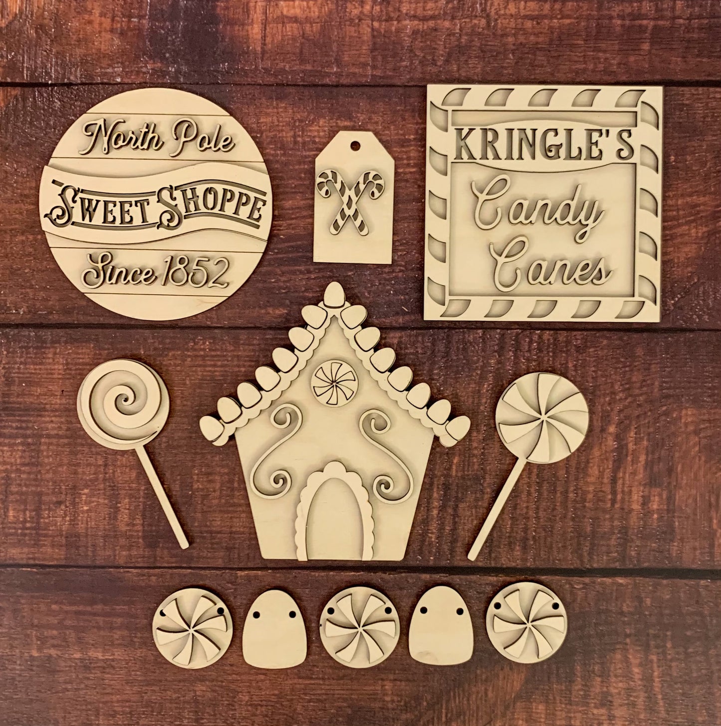 Bandeja navideña escalonada de North Pole Sweet Shoppe - Kit listo para pintar