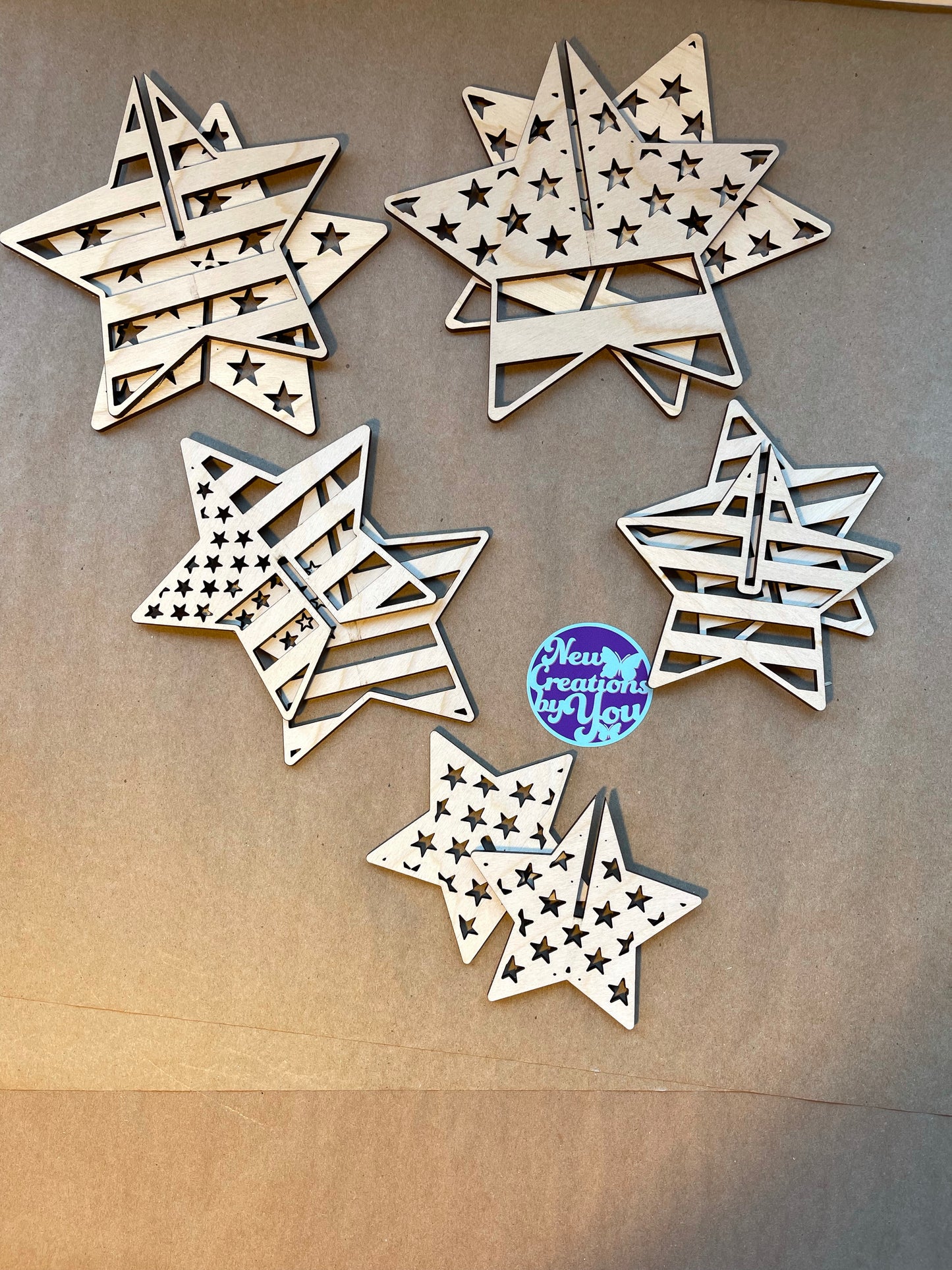 Estrellas 3D de pie listas para pintar: juego de 5 estrellas y rayas patrióticas para decorar repisas o mesas.