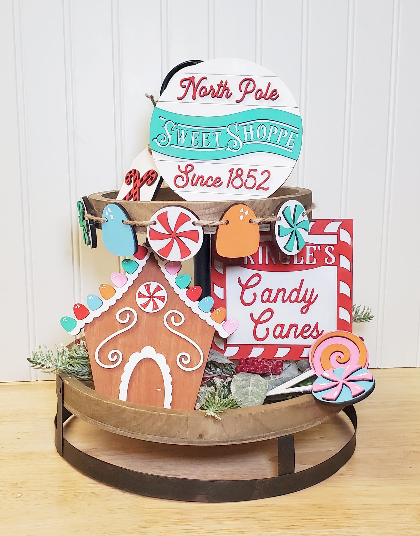 Bandeja navideña escalonada de North Pole Sweet Shoppe - Kit listo para pintar