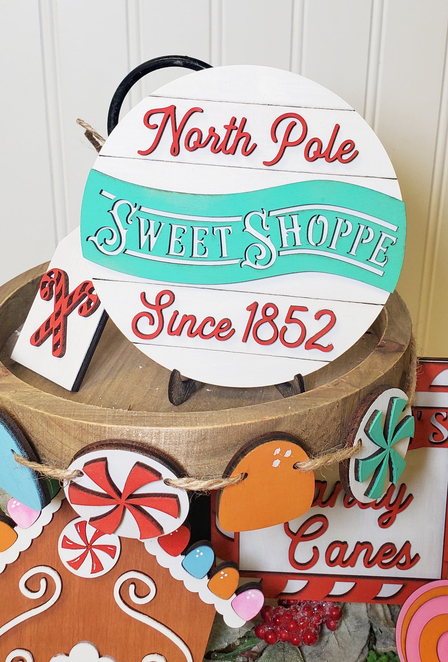 Bandeja navideña escalonada de North Pole Sweet Shoppe - Kit listo para pintar