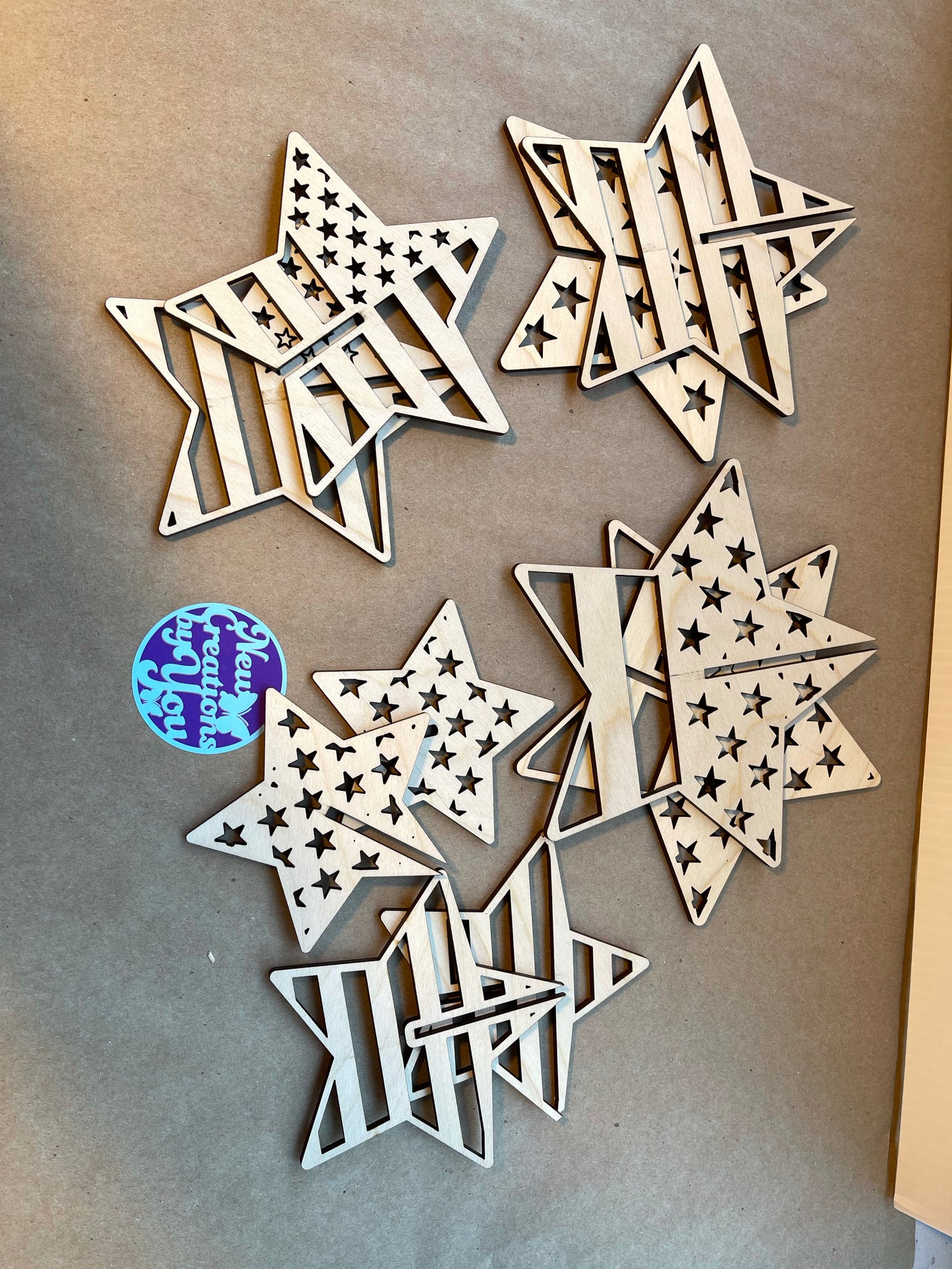 Estrellas 3D de pie listas para pintar: juego de 5 estrellas y rayas patrióticas para decorar repisas o mesas.