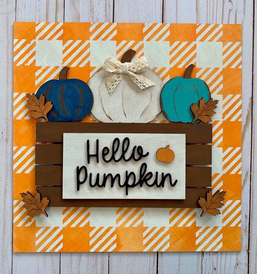 Letrero de 11.5" con diseño de cuadros escoceses de Hello Pumpkin - Listo para pintar