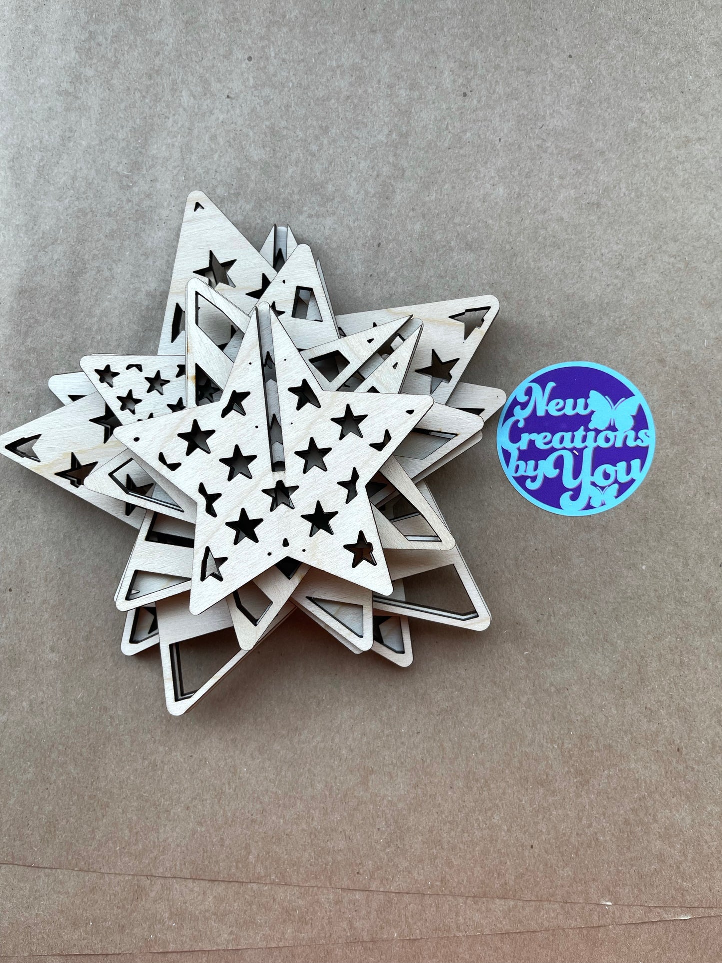Estrellas 3D de pie listas para pintar: juego de 5 estrellas y rayas patrióticas para decorar repisas o mesas.