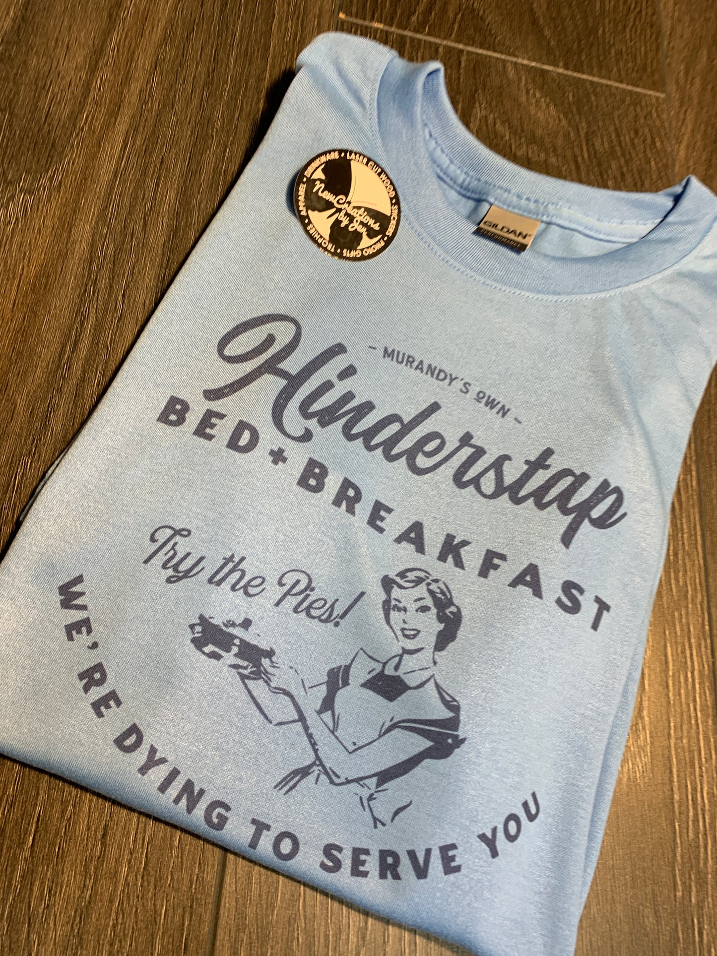 Hinderstap Bed &amp; Breakfast - Camisetas ligeras de recuerdo inspiradas en La Rueda del Tiempo