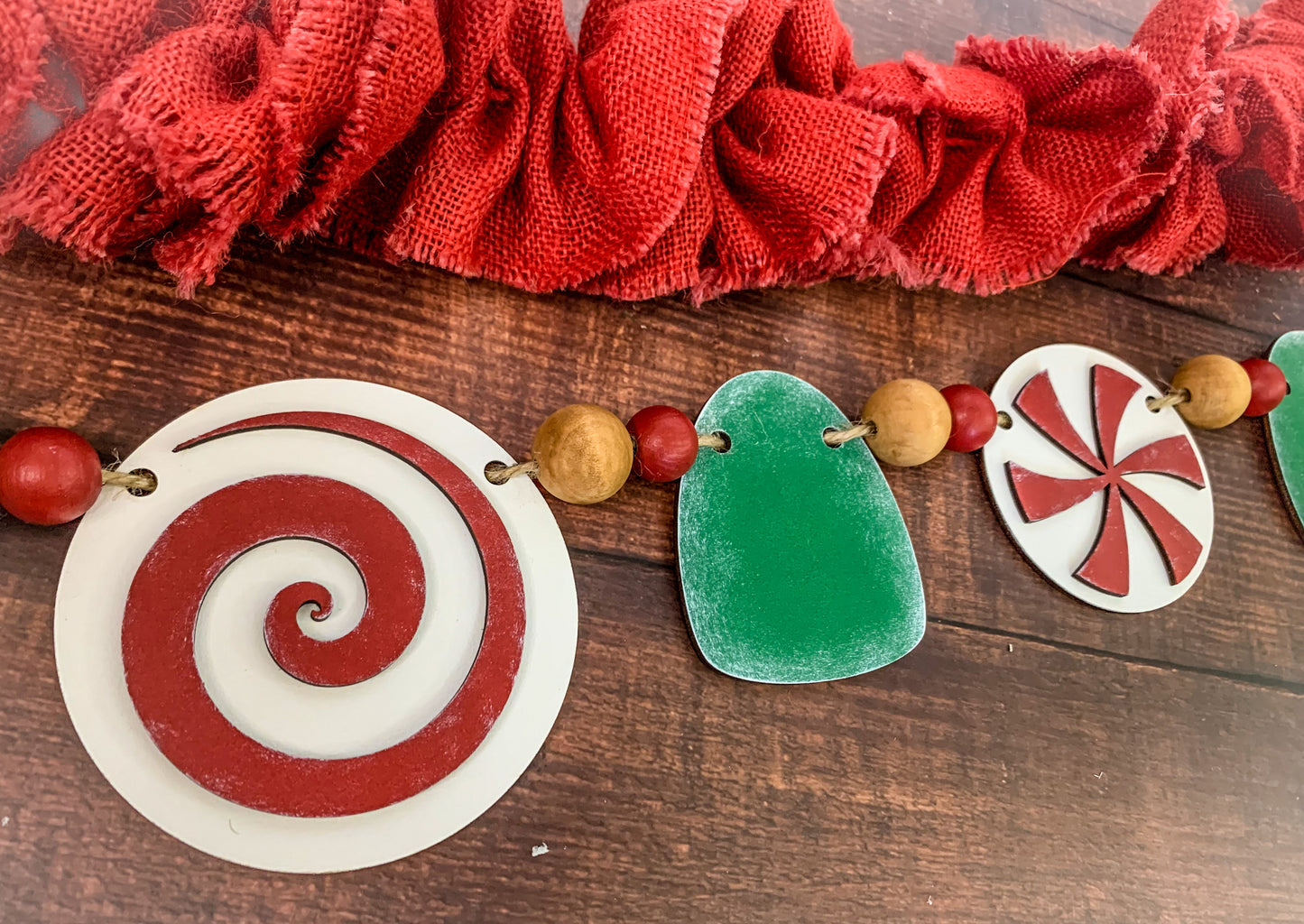 Bandeja navideña escalonada de North Pole Sweet Shoppe - Kit listo para pintar