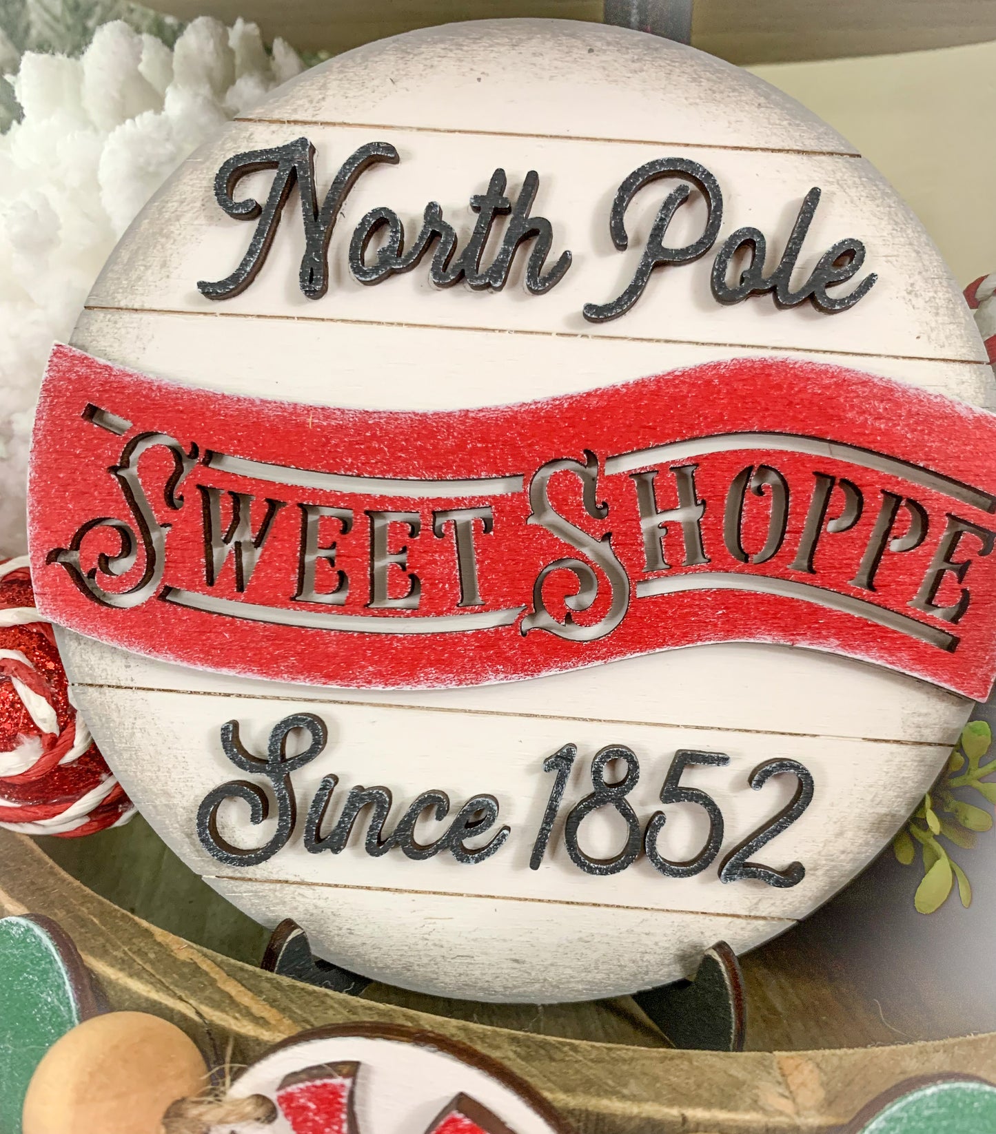 Bandeja navideña escalonada de North Pole Sweet Shoppe - Kit listo para pintar