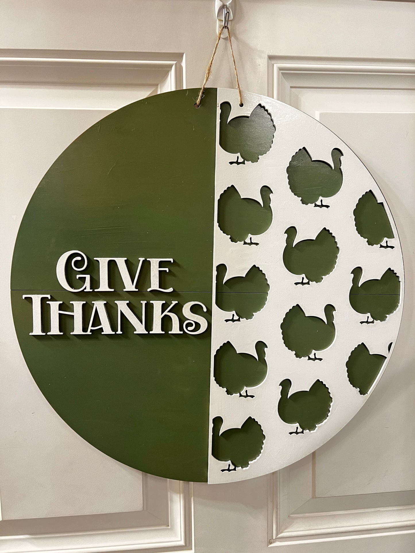 TERMINADO - Colgador de puerta con recortes de pavo "Dad gracias" - Redondo de 18"